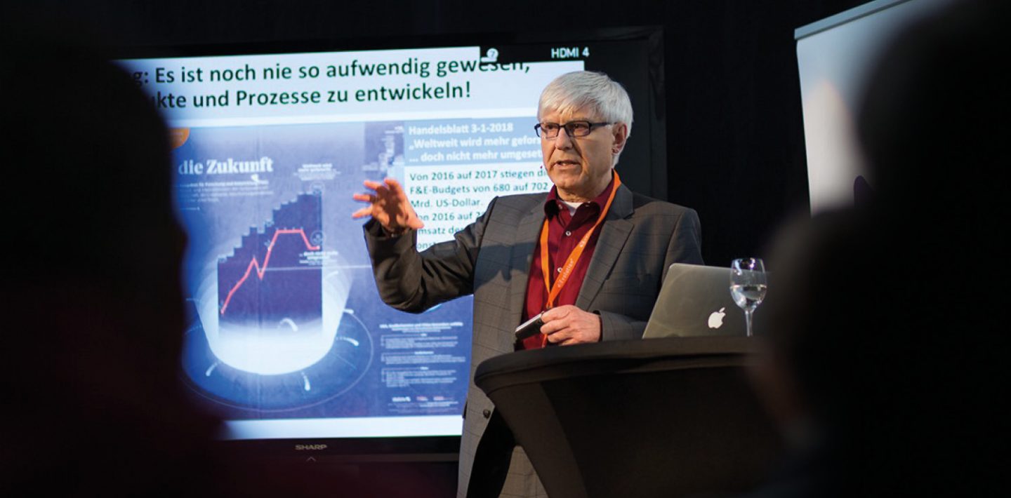 Dr. Ulrich Kern, Professor für Design und Management bei einem Vortrag.