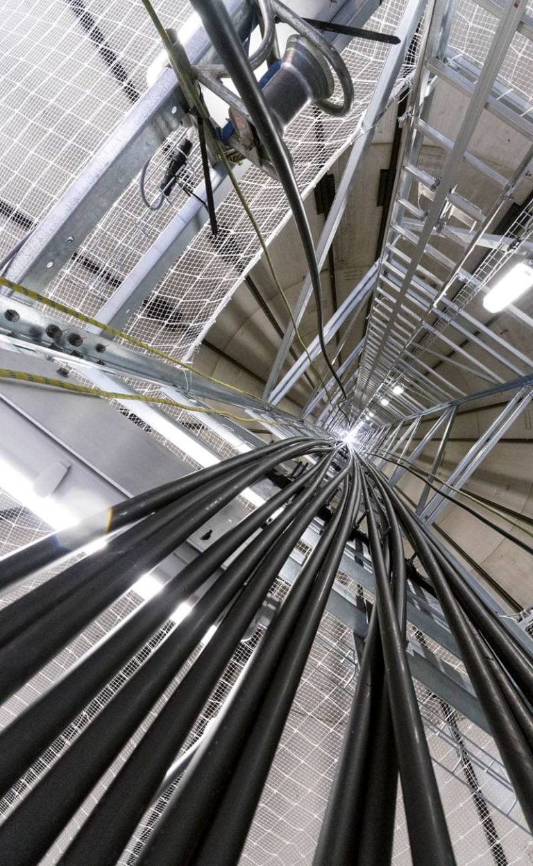 Blick in den Kabelschacht der Windanlage, die Kabel wurden von LAPP geliefert