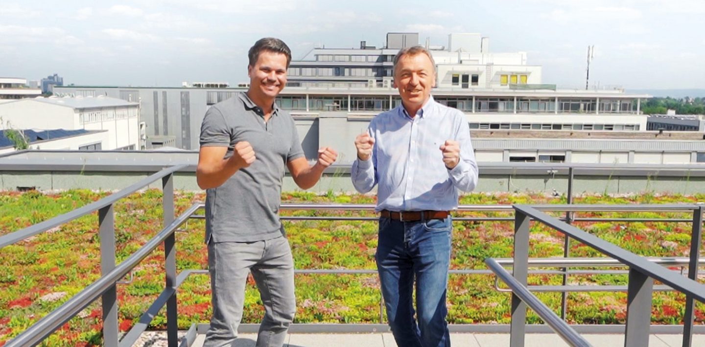 Die LAPP Produktmanager Benjamin Rentschler (links) und Daniel Müller (rechts) entwickelten die runde SKINTOP® MULTI-M. Sie stehen auf dem Dach von LAPP und freuen sich.