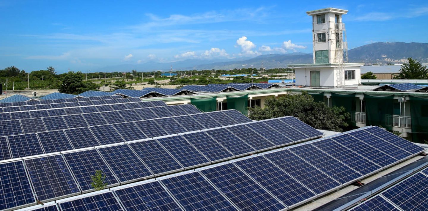 Man sieht die installierten Solarenergie-Systeme „Solar Smart Grid“ auf den Dächern von Häusern in Haiti Lateinamerika. 