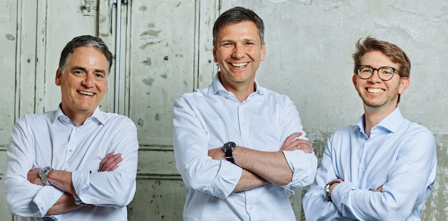Auf dem Bild sieht man Guido Ege, Leiter Produktmanagement und Produktentwicklung (links); Georg Stawowy, Vorstand Innovation und Technik (mitte); Patrick Olivan, Innovationsmanager (rechts).