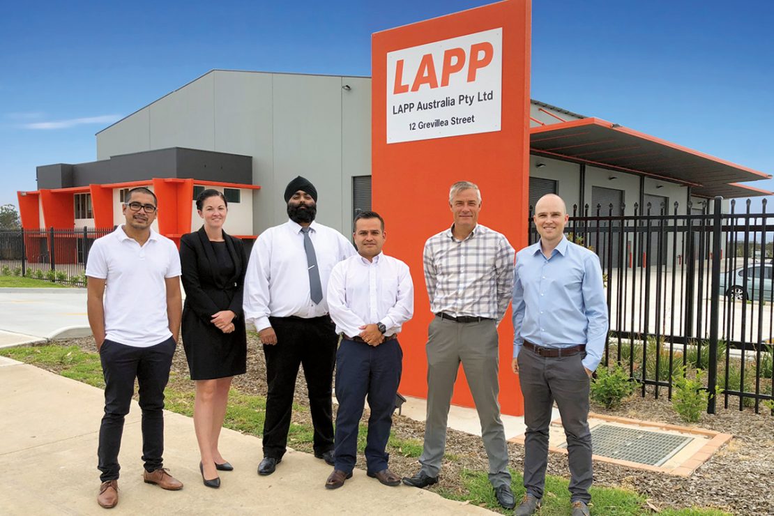 Auf dem Bild sieht man das Team von LAPP Australien vor dem Firmensitz.