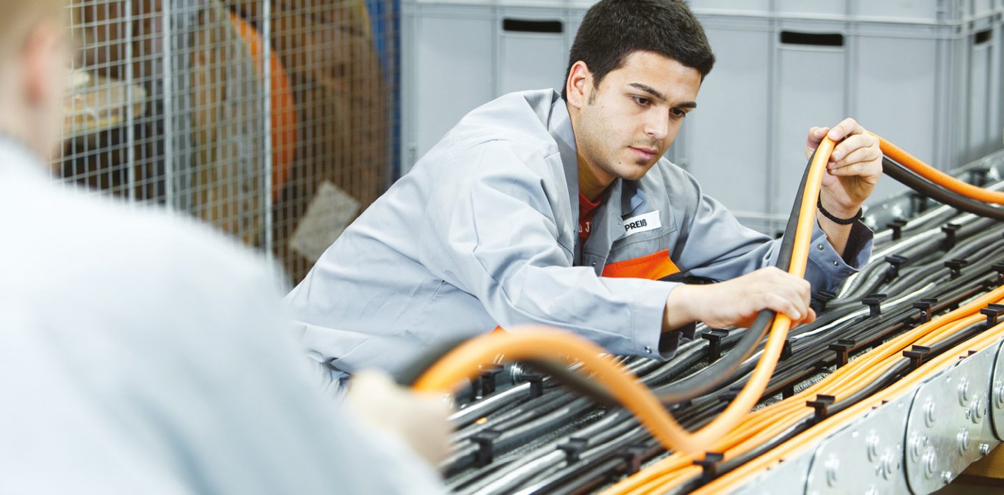 An employee configures a cable chain from LAPP.