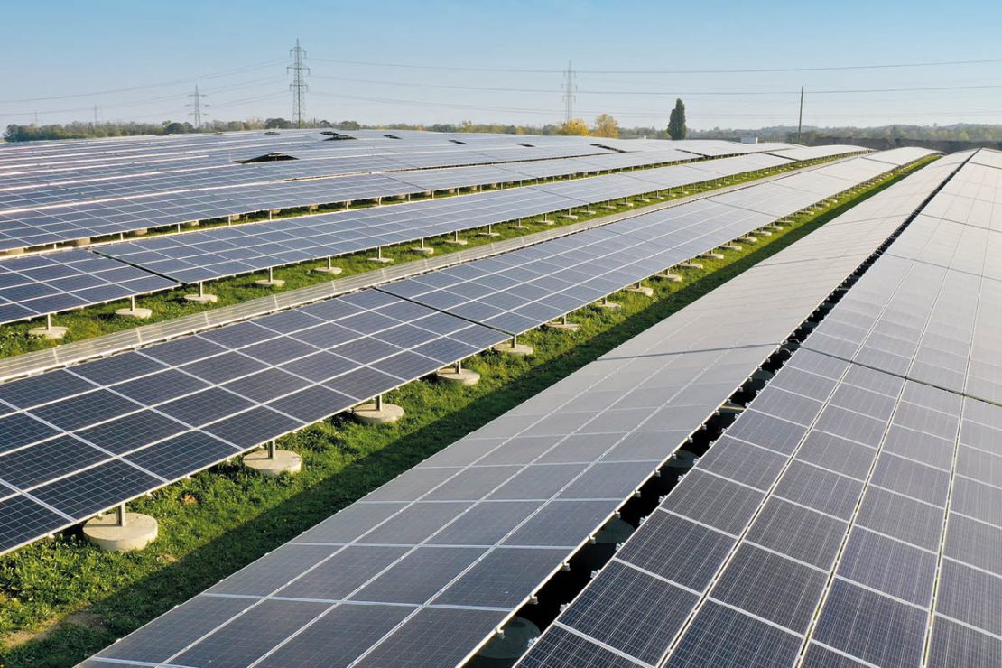 Auf dem Bild sieht man die Photovoltaik Module der Photovoltaik-Freiflächenanlage Österreichs in Schönkirchen-Reyersdorf.