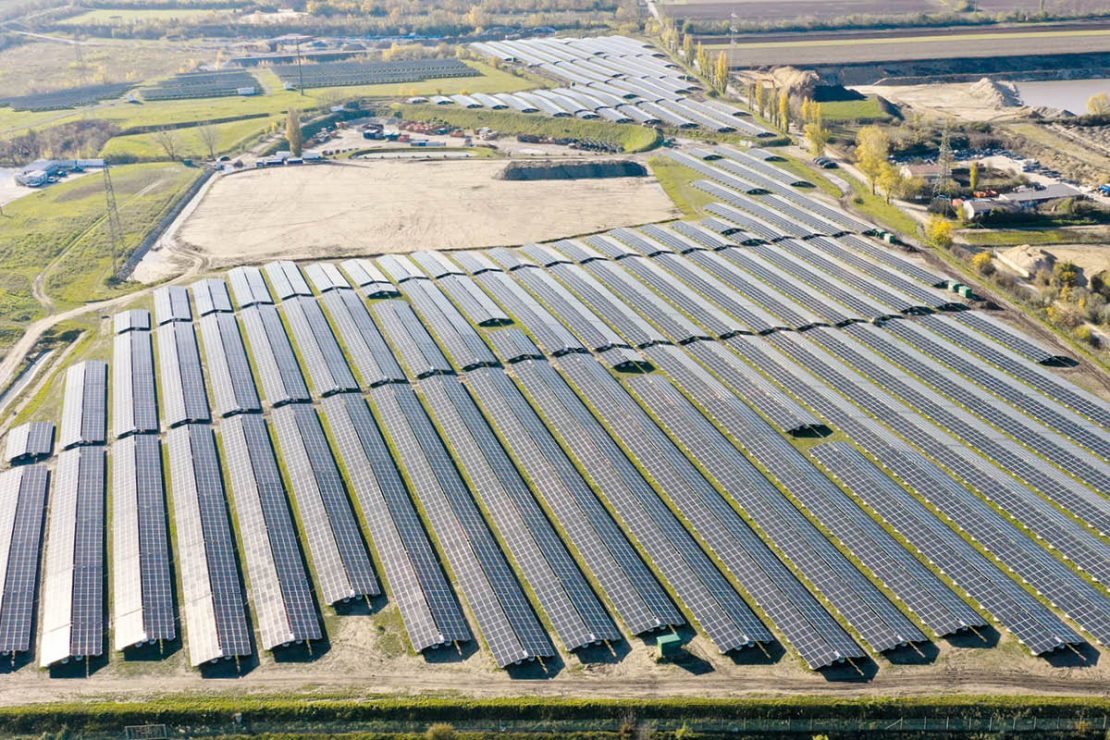 Auf dem Bild sieht man die Photovoltaik Module der Photovoltaik-Freiflächenanlage Österreichs in Schönkirchen-Reyersdorf von oben.