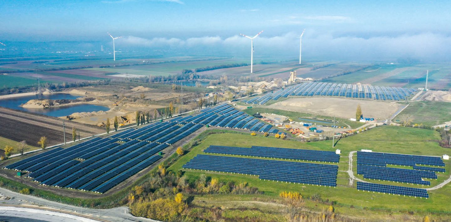 Auf dem Bild sieht man die größte Photovoltaik-Freiflächenanlage Österreichs in Schönkirchen-Reyersdorf mit Komponenten von LAPP von oben.