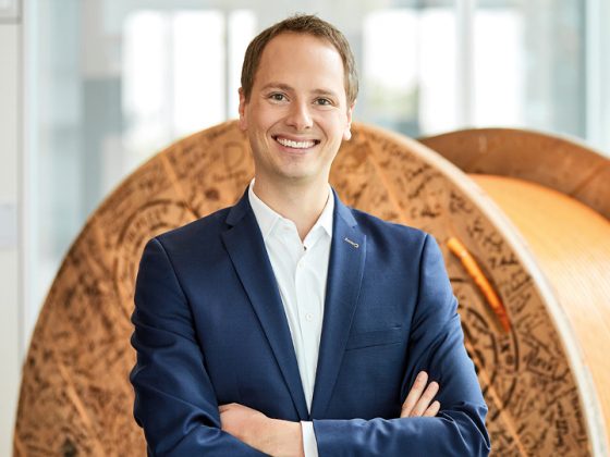 Matthias Lapp, CEO & Managing Director der U.I. Lapp GmbH steht vor einer Kabeltrommel.