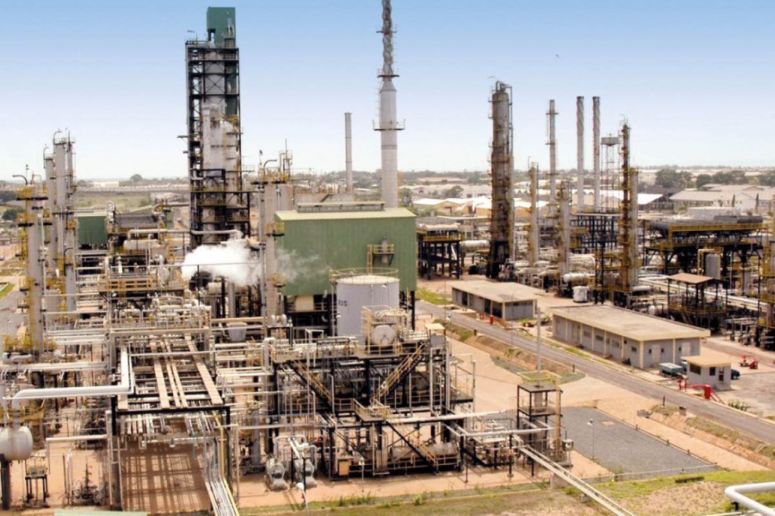 Das Bild zeigt die Ölraffinerie Tema Oil Refinery (TOR) in Ghana.