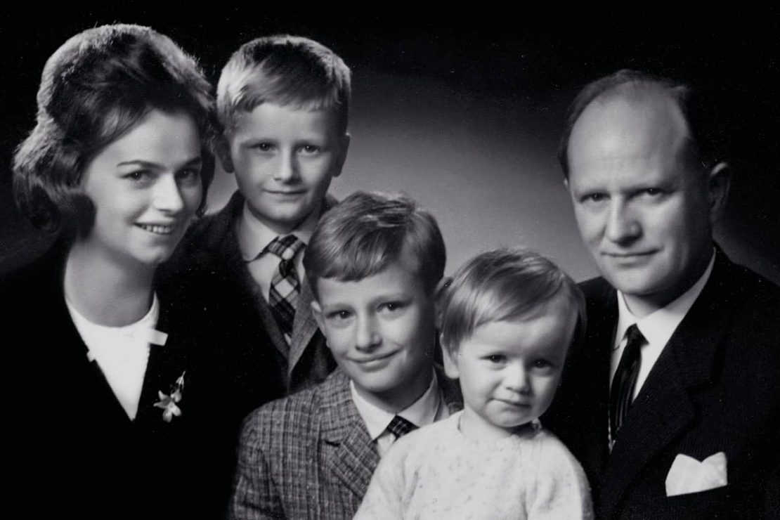 Auf dem Bild sieht man ein Familienfoto von Ursula Ida und Oskar Lapp mit ihren Kindern Andreas, Siegbert und Volker.