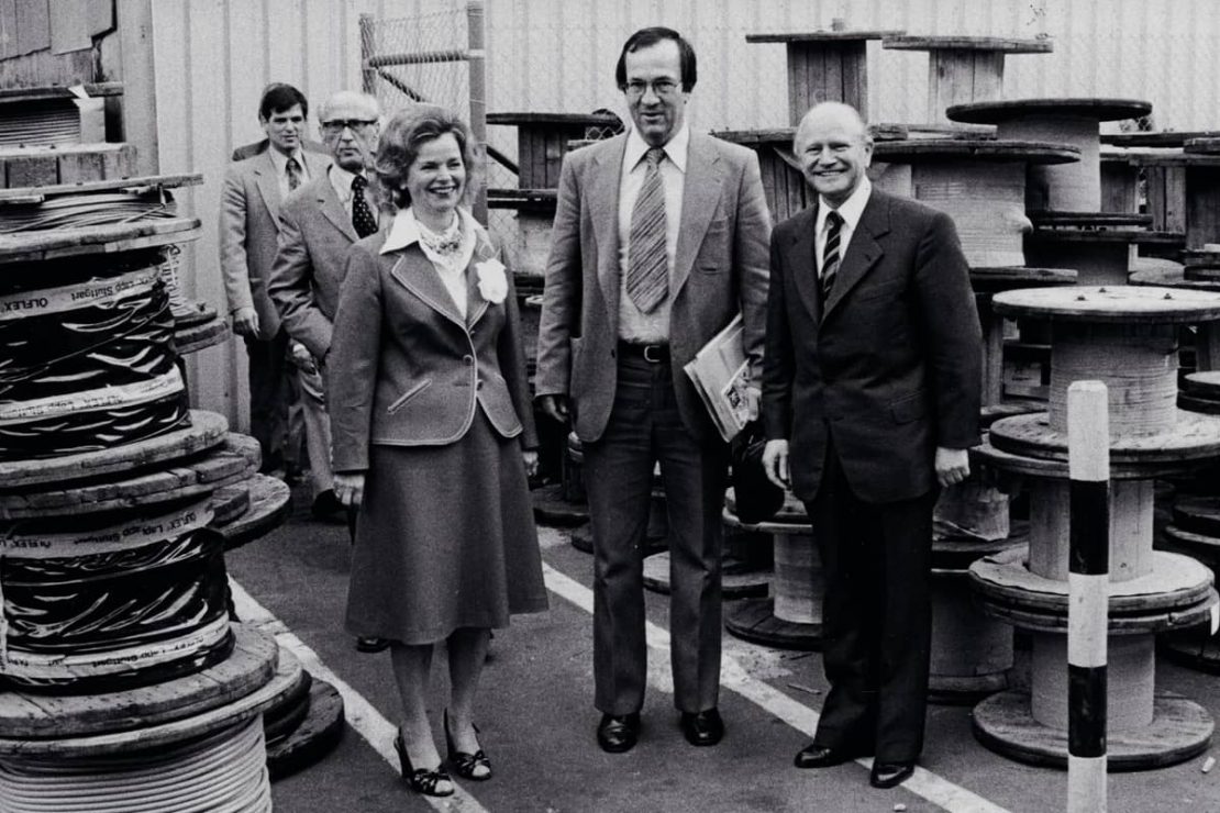 Auf dem Bild sieht man Ursula Ida und Oskar Lapp mit Manfred Rommel Oberbürgermeister von Stuttgart bei einer Werksbegehung.