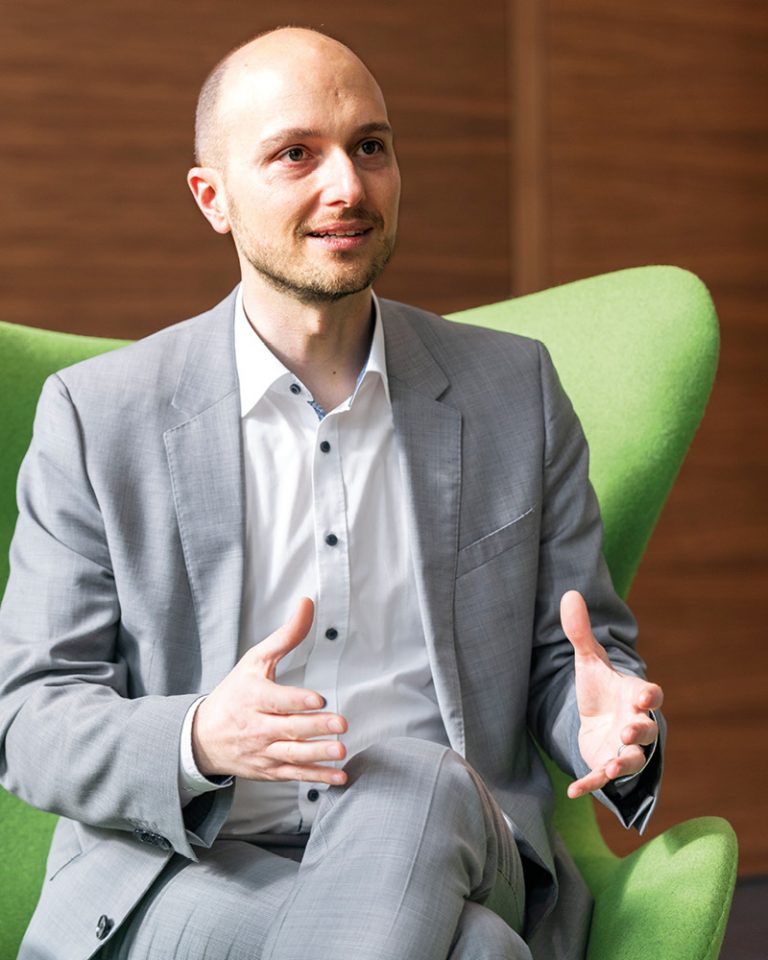 Auf dem Bild sieht man ein Portrait von Alexander Lapp, Global Manager Digital LAPP Group.