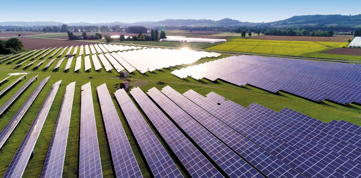 Auf dem Bild sieht man Solarmodule einer Photovoltaikanlage.