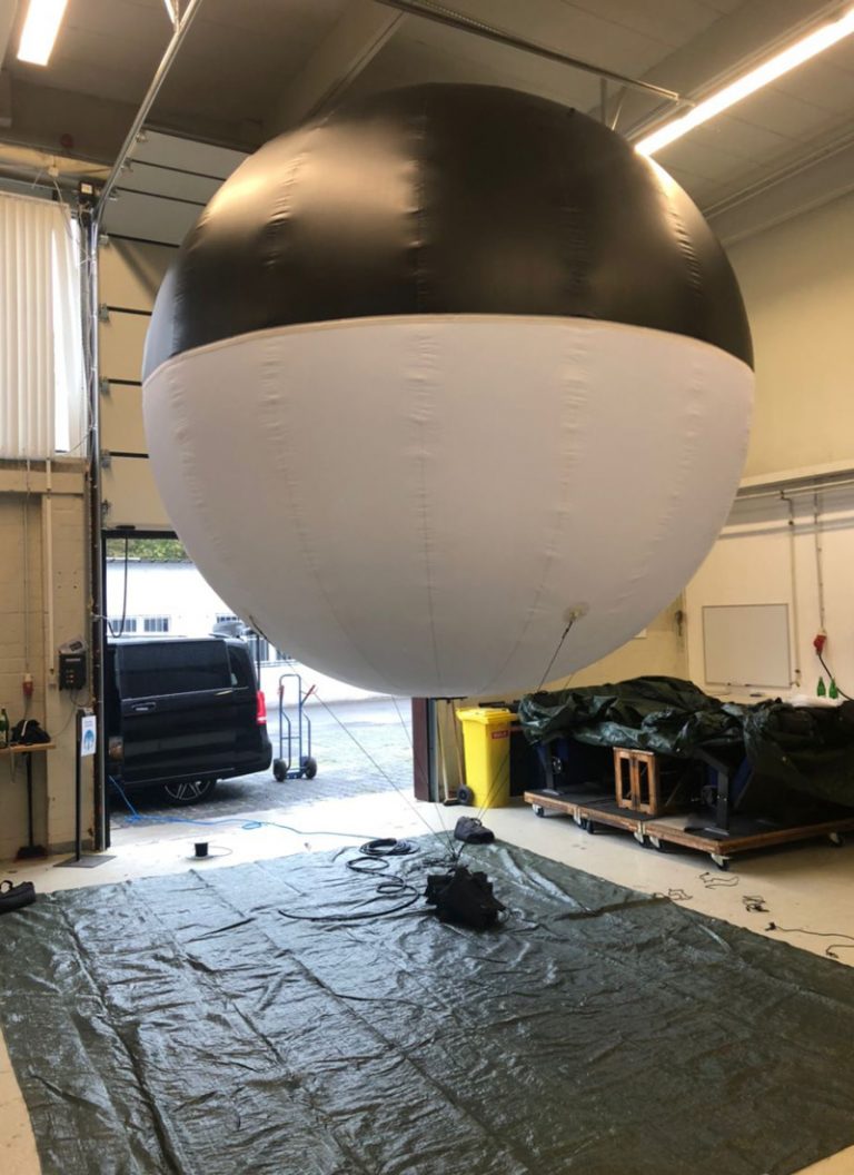 The picture shows a light balloon in a factory hall.
