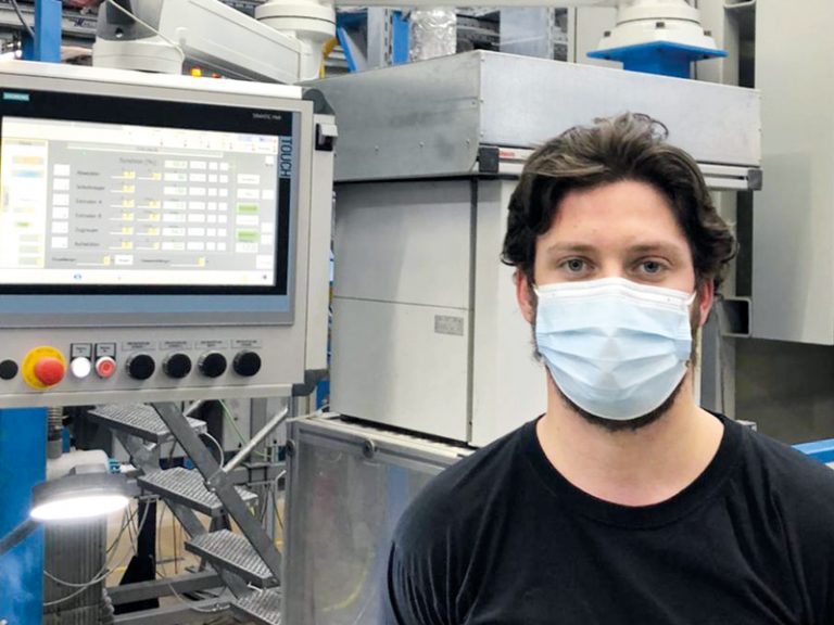 The picture shows Fabio Carrozza, production employee at Lapp GmbH Kabelwerke, at work in the factory hall.