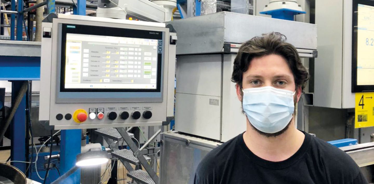 Das Bild zeigt Fabio Carrozza, Mitarbeiter Produktion Lapp GmbH Kabelwerke, bei der Arbeit in der Werkshalle.