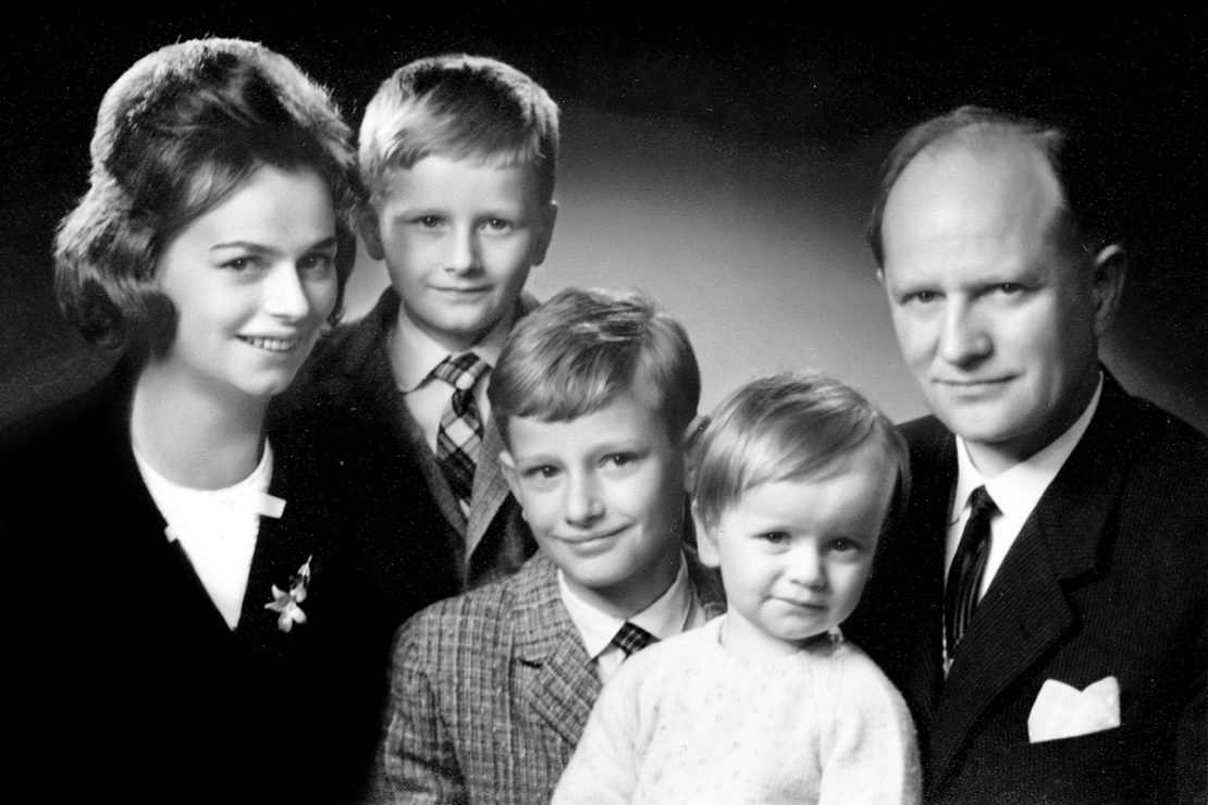 The picture shows a family photo of Ursula Ida and Oskar Lapp with their children Andreas, Siegbert and Volker.