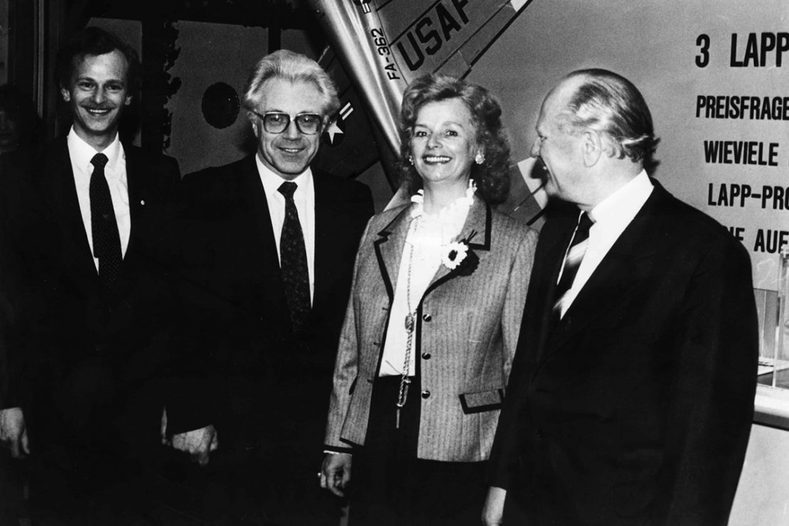 Auf dem Bild sieht man Ursula Ida, Oskar und Siegbert Lapp auf der Hannover Messe im Jahr 1982.