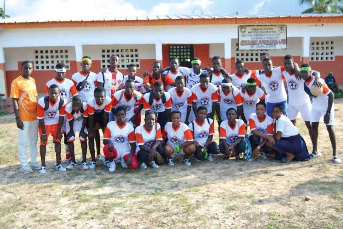 You can see a team picture of the football team of the Collège Andreas Lapp.