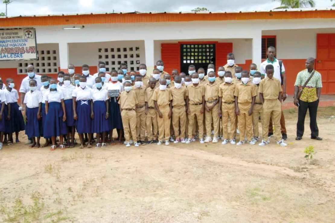 In the picture you can see many students with masks in front of the Collège Andreas Lapp.