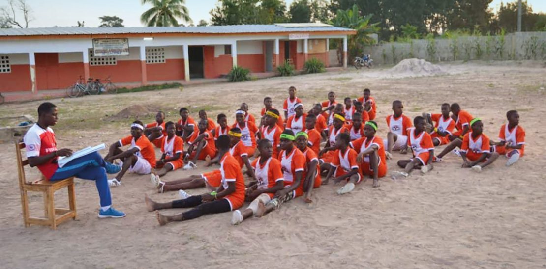 In the picture you can see a teacher and many students in front of the Collège Andreas Lapp.