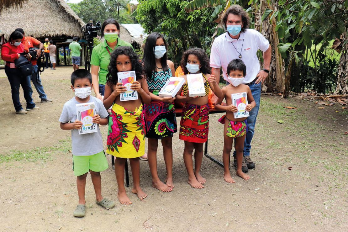 Auf dem Bild sieht man Kinder und Helfer der Hilfsaktion von Lapp Panamá für virtueller Unterricht für Dschungel-Kinder.