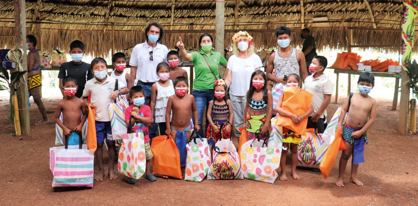 Auf dem Bild sieht man Kinder und Helfer der Hilfsaktion von Lapp Panamá für virtueller Unterricht für Dschungel-Kinder.