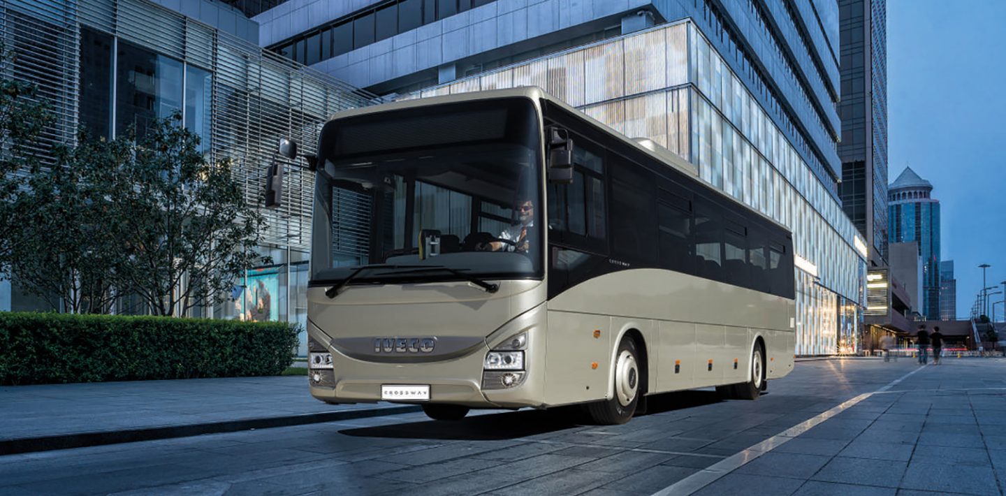 Das Bild zeigt einen Bus der Firma IVECO Tschechien vor einem Gebäude.