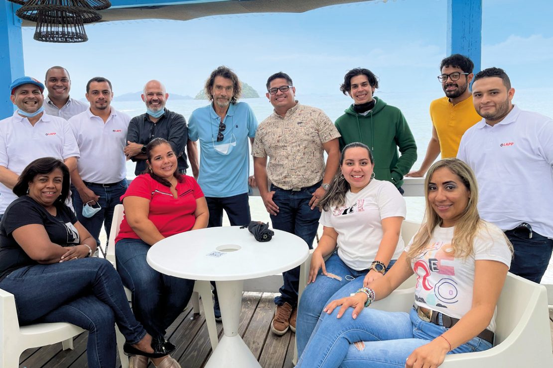 Das Bild zeigt das Team LAPP Panamá auf einem Balkon.