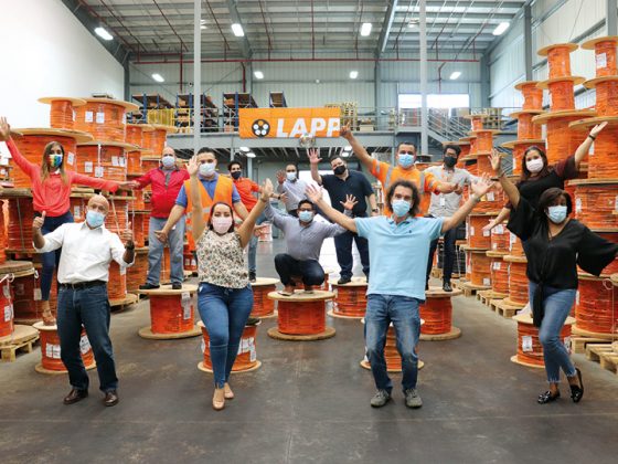 The picture shows the LAPP Panamá team with masks in the warehouse.