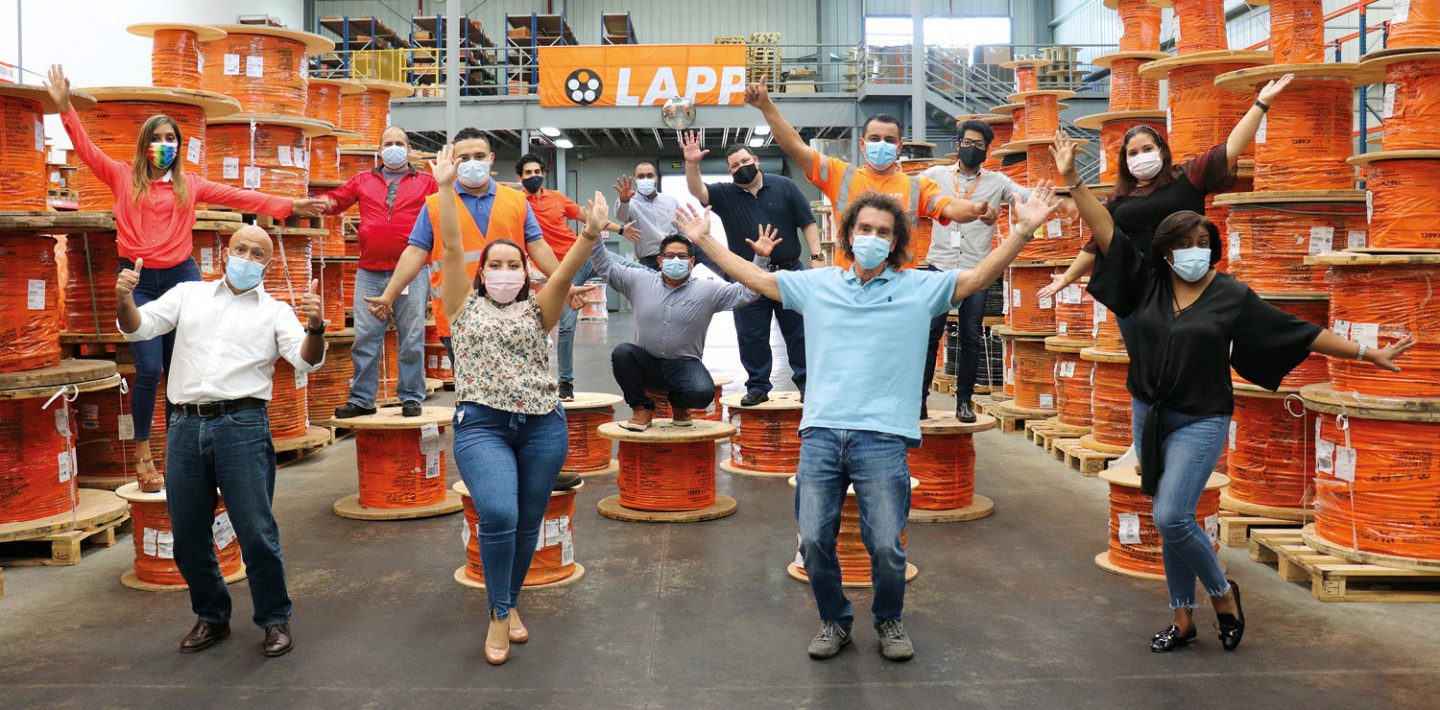 The picture shows the LAPP Panamá team with masks in the warehouse.