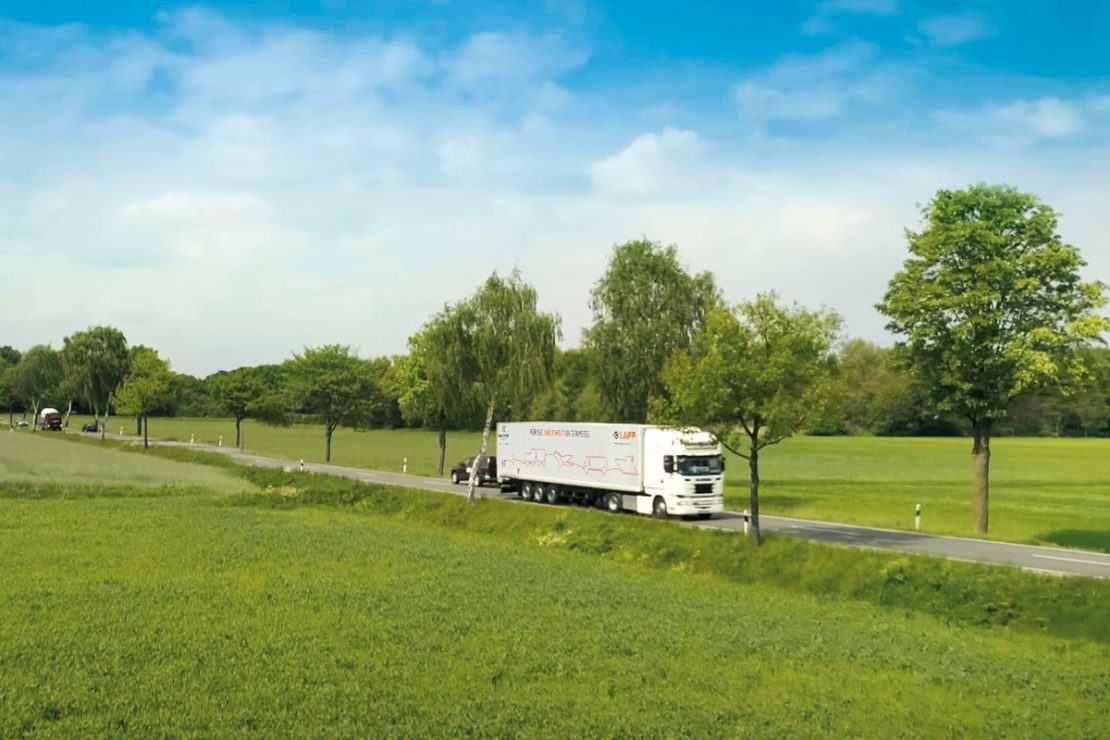 Auf dem Bild sieht man den LAPP LKW über eine Landstraße fahren.