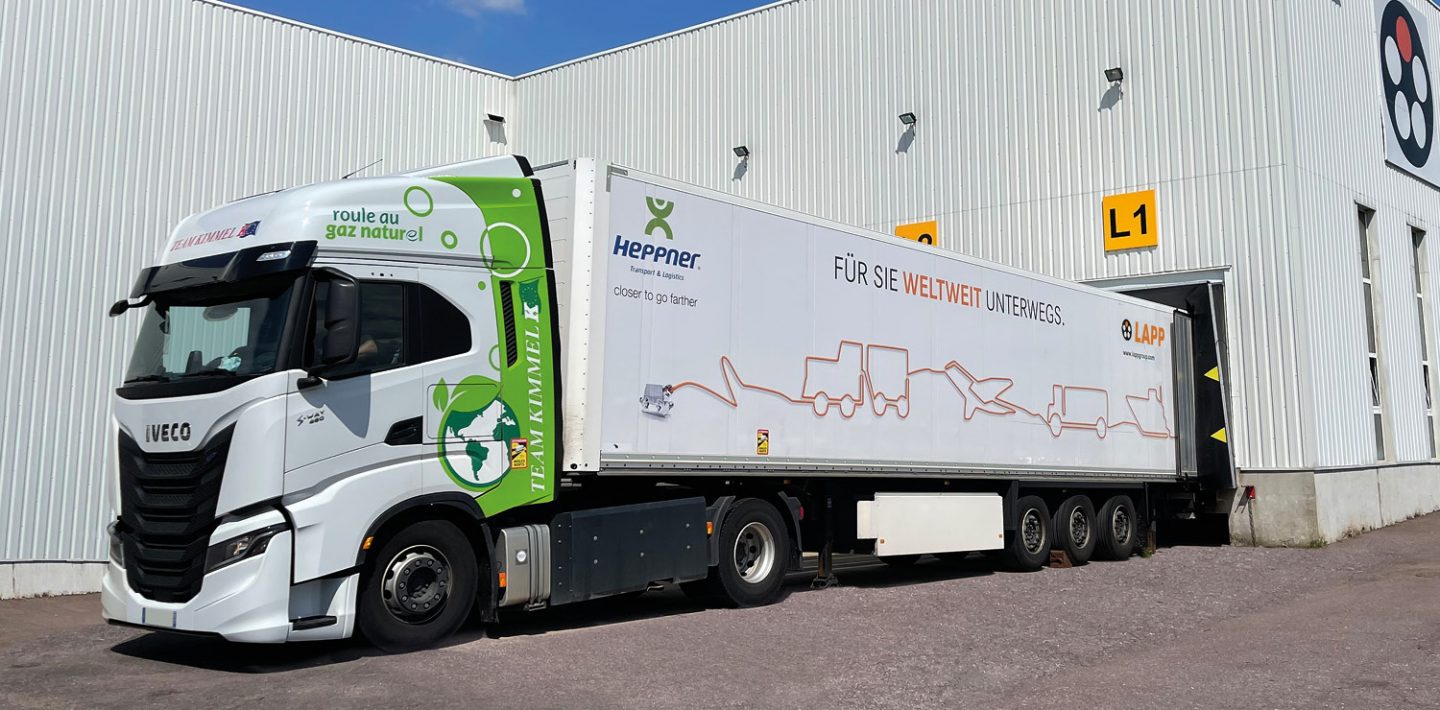 The picture shows a truck in front of the LAPP logistics center.