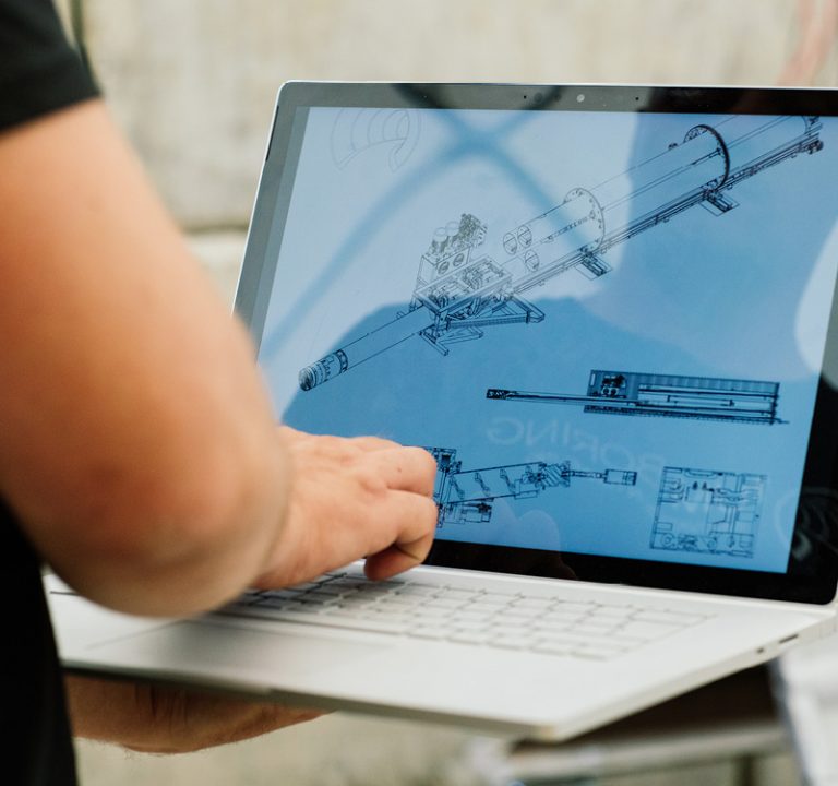 The picture shows a laptop with a technical drawing of the TUM Boring concept.