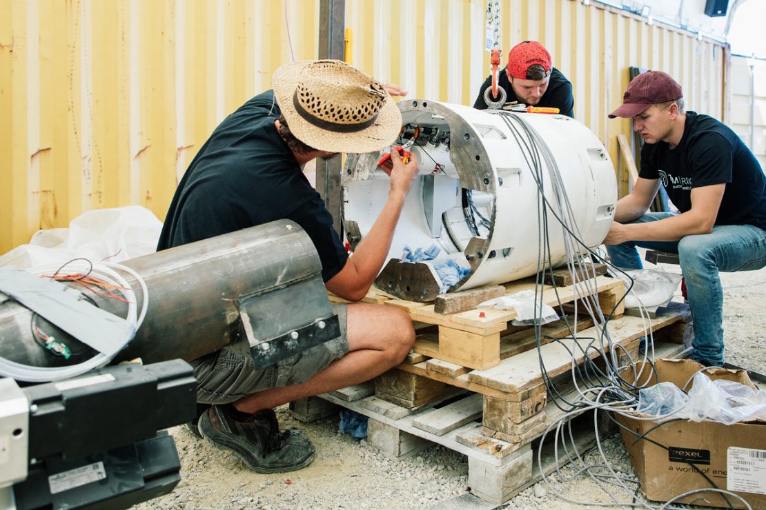 Auf dem Bild sieht das TUM Boring Team bei der Arbeit an ihrer eigenen Tunnelbohrmaschine.