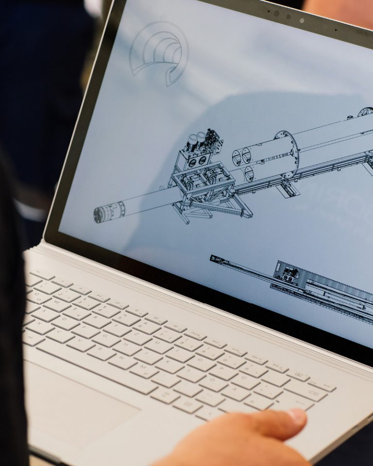 The picture shows a laptop with a technical drawing of the TUM Boring concept.