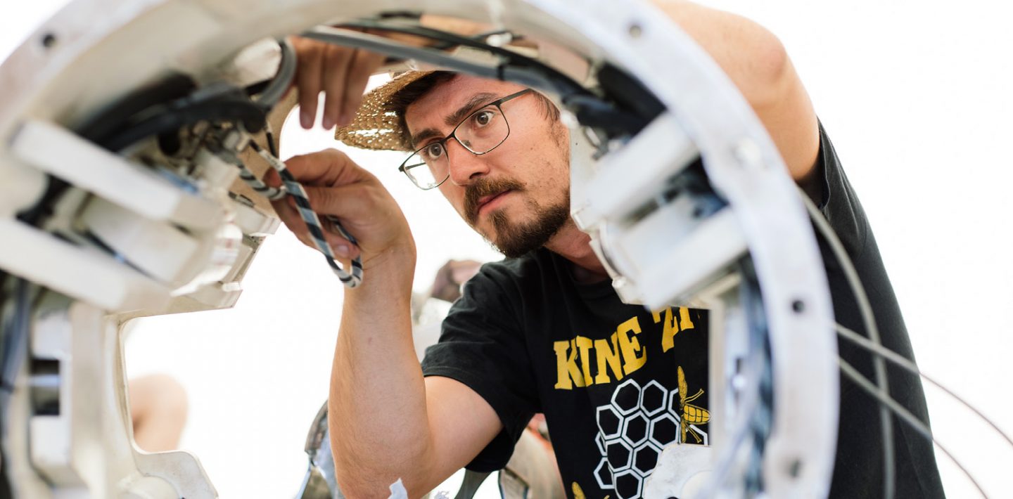 Auf dem Bild sieht man ein Mitglied vom Team TUM Boring Team bei der Arbeit an ihrer eigenen Tunnelbohrmaschine für den Wettbewerb „Not-a-Boring Competition“ von Elon Musk.