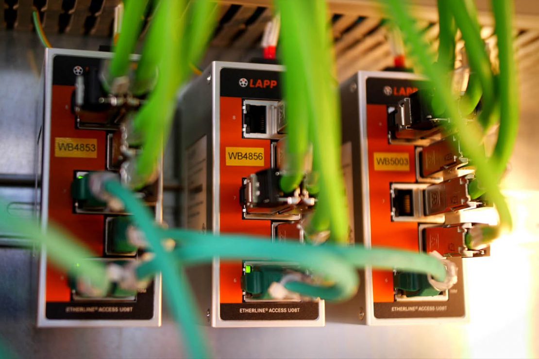 Das Bild zeigt drei ETHERLINE® ACCESS Switches von LAPP im Einsatz in einer Keksproduktion.