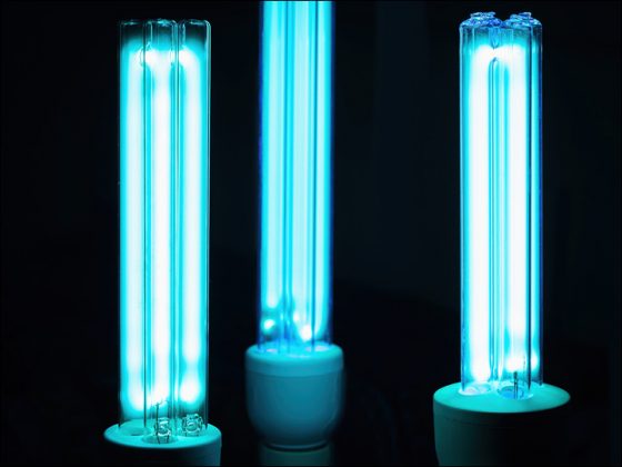 Das Bild zeigt 3 Lampen, die blaue UVC-Strahlung erzeugen.