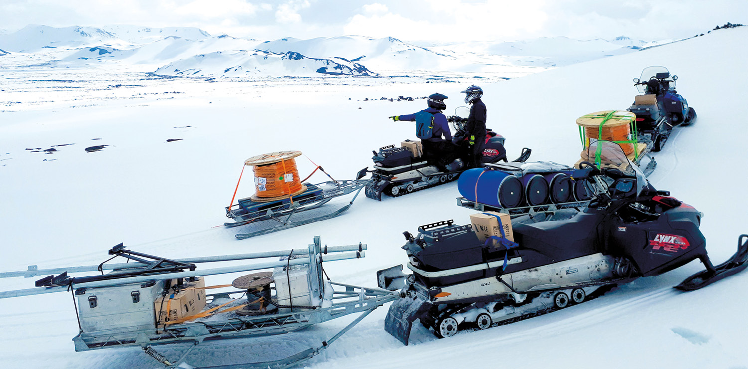 On the picture you can see 3 snow vehicles in the Icelandic highlands on the way to the volcano Hekla, which transport two cable drums from LAPP.