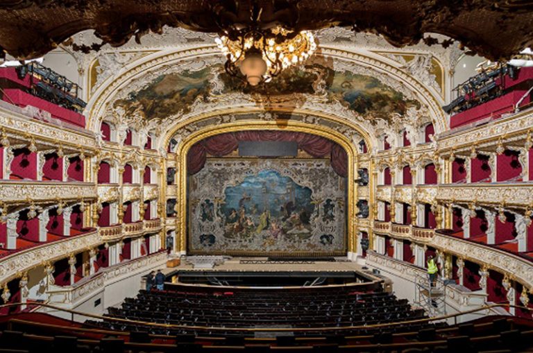 The picture shows the opera hall of the Prague State Opera from inside.