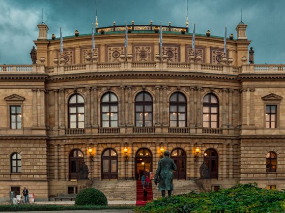 The picture shows the Prague State Opera from the outside.