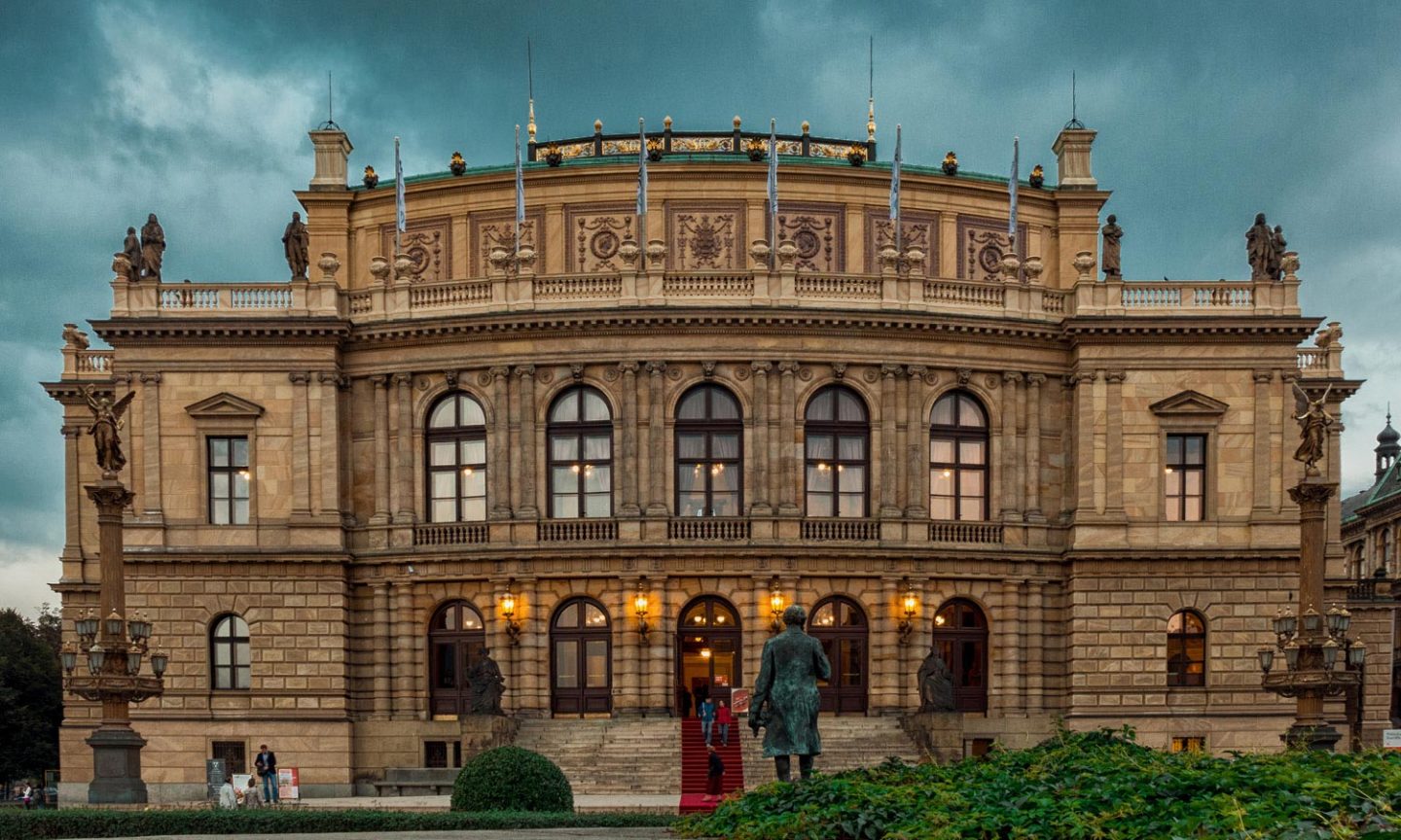 The picture shows the Prague State Opera from the outside.