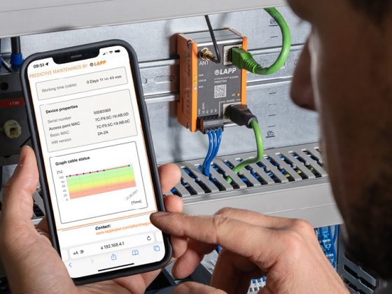 The picture shows the ETHERLINE® GUARD being used to monitor cables, with the evaluation being displayed on a smartphone.