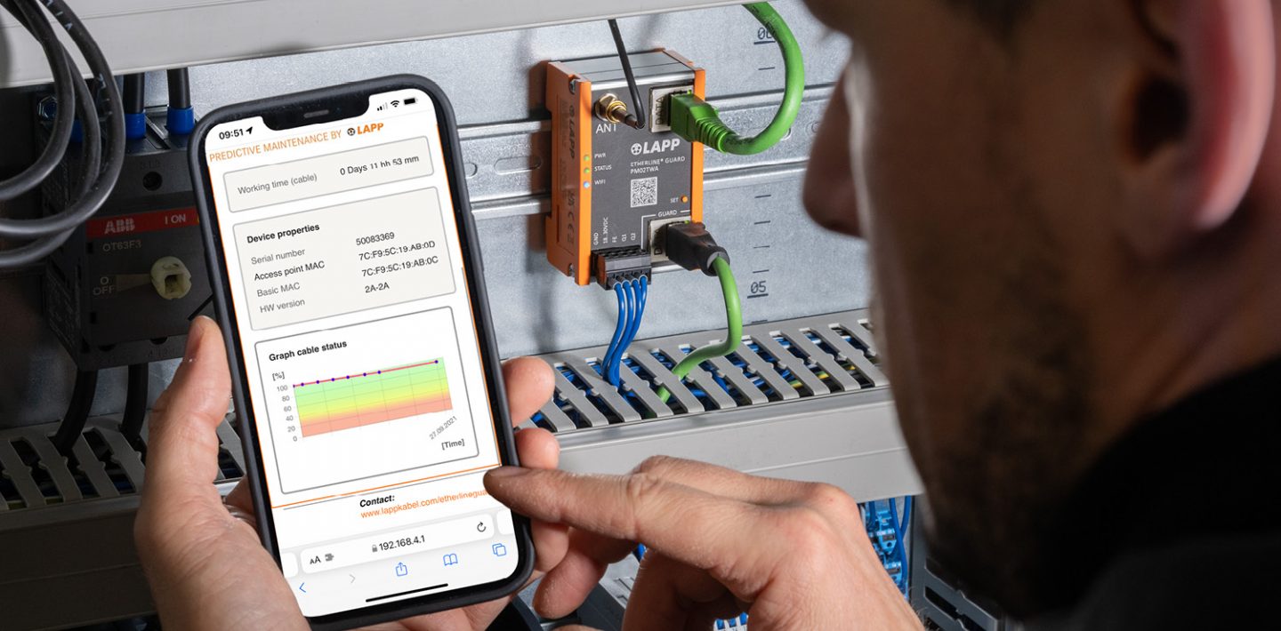 Das Bild zeigt den ETHERLINE® GUARD im Einsatz bei der Überwachung von Kabeln, die Auswertung wird dabei über ein Smartphone angezeigt.