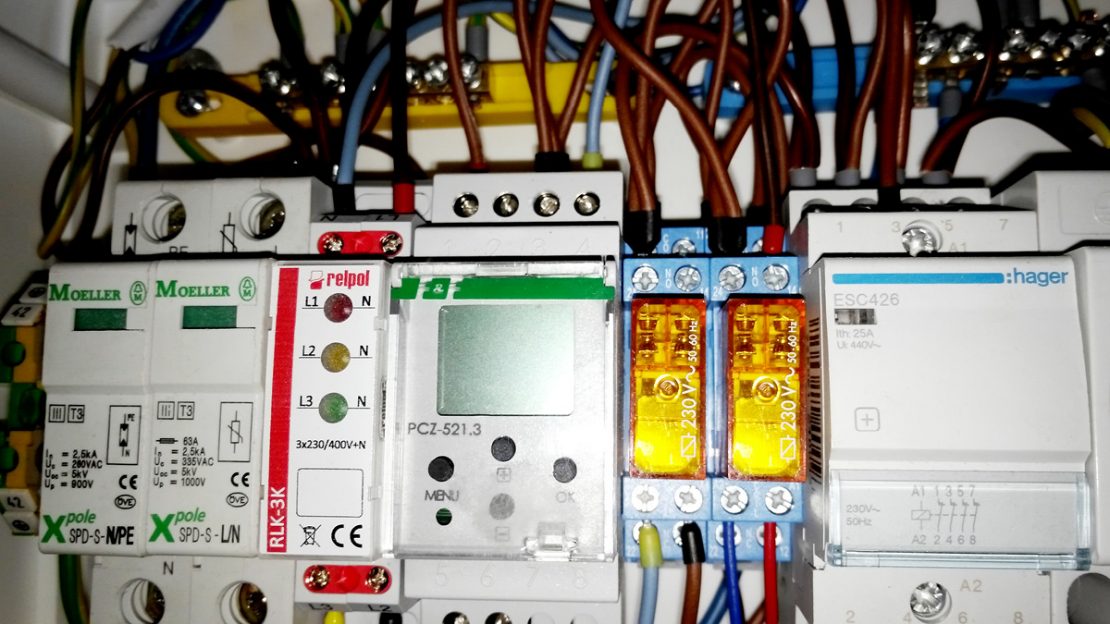 The picture shows the inside of a control cabinet.