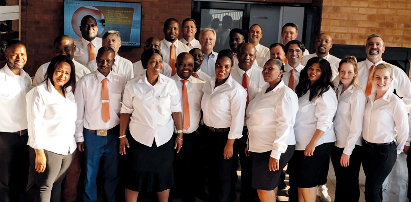 The picture shows a group photo with around 25 employees from LAPP Southern Africa with Siegbert Lapp, Chairman of the Supervisory Board of Lapp Holding AG in the middle.