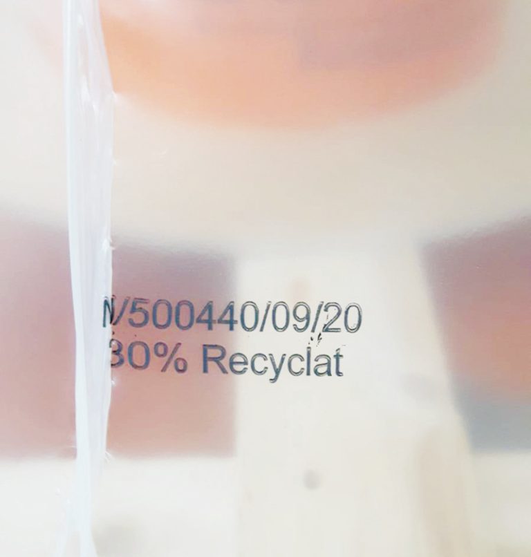 Das Bild zeigt einen Aufdruck auf einer Verpackungsfolie für Kabeltrommeln, der 30% Recyclat angibt.
