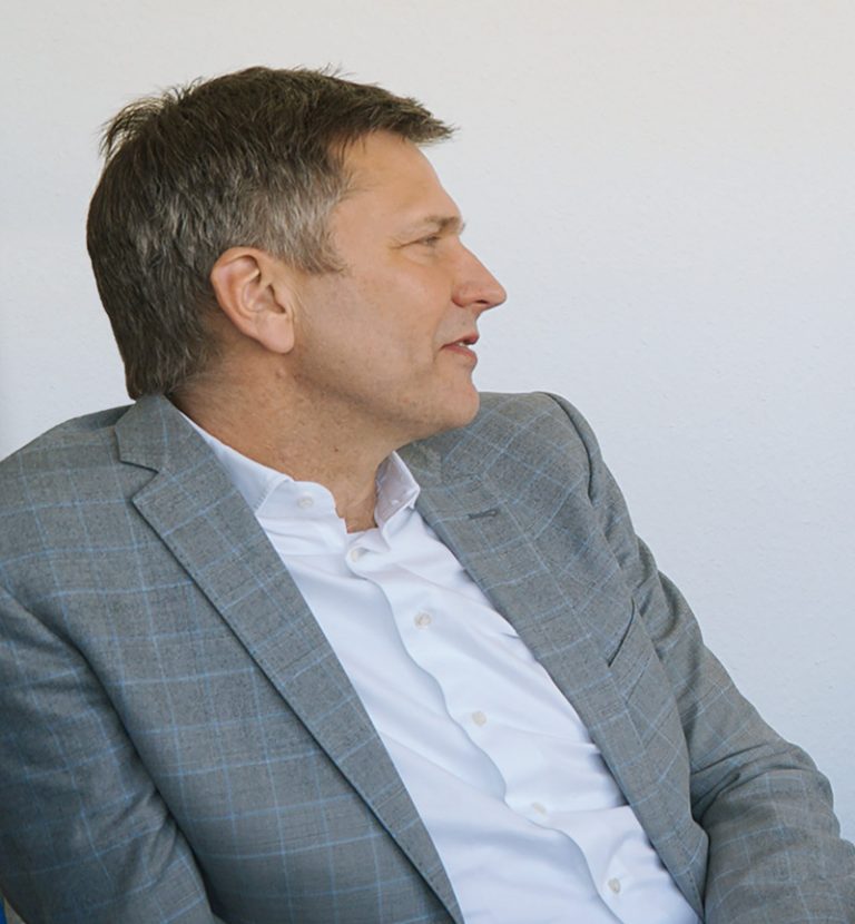 The picture shows Georg Stawowy, Chief Innovation & Technology Officer at LAPP, in conversation.