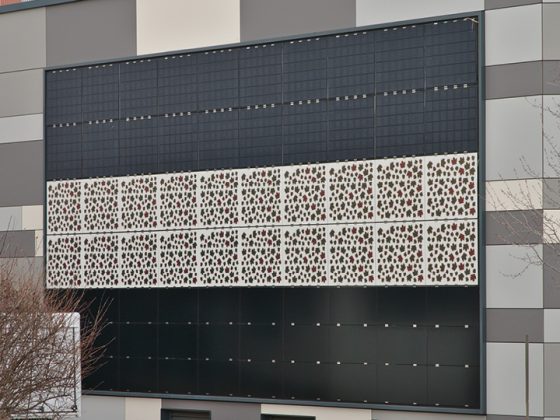 Das Bild zeigt eine Pilotfassade mit Solarmodulen an einem Gebäude.