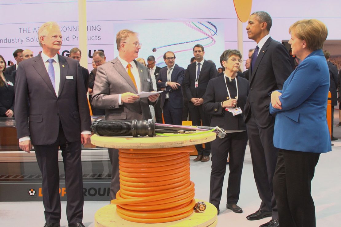 The picture shows Siegbert and Andreas Lapp as well as Barack Obama and Angela Merkel in front of a LAPP cable reel at the Hanover Fair.